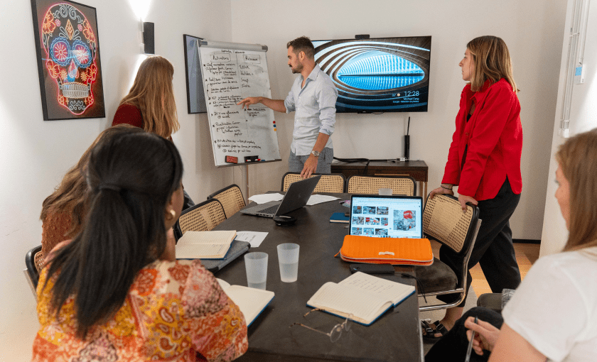 Photographie de personnes qui travaillent sur le catalogue de learning program
